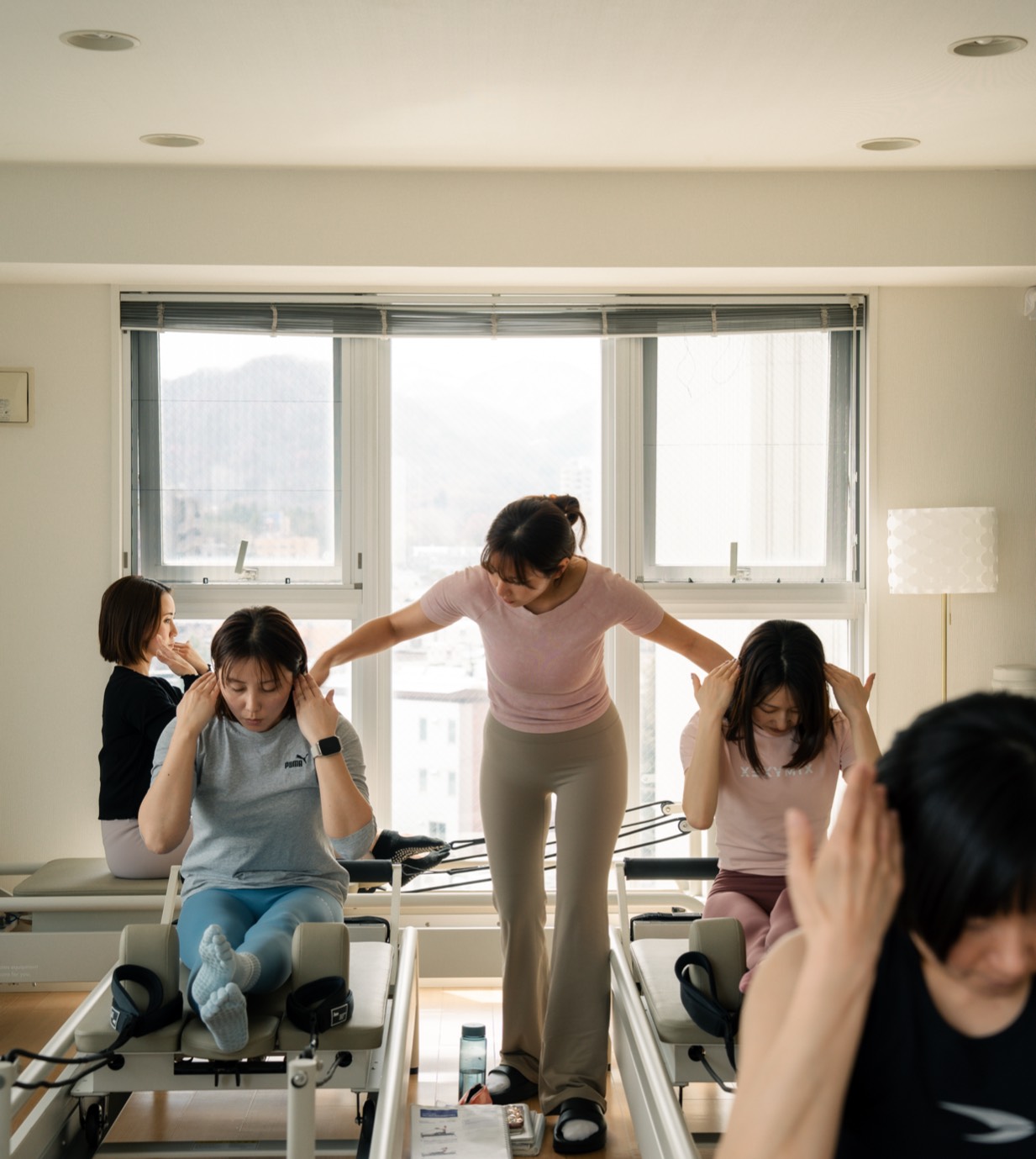 インストラクターが少人数を指導するセミパーソナルピラティス（札幌・円山）